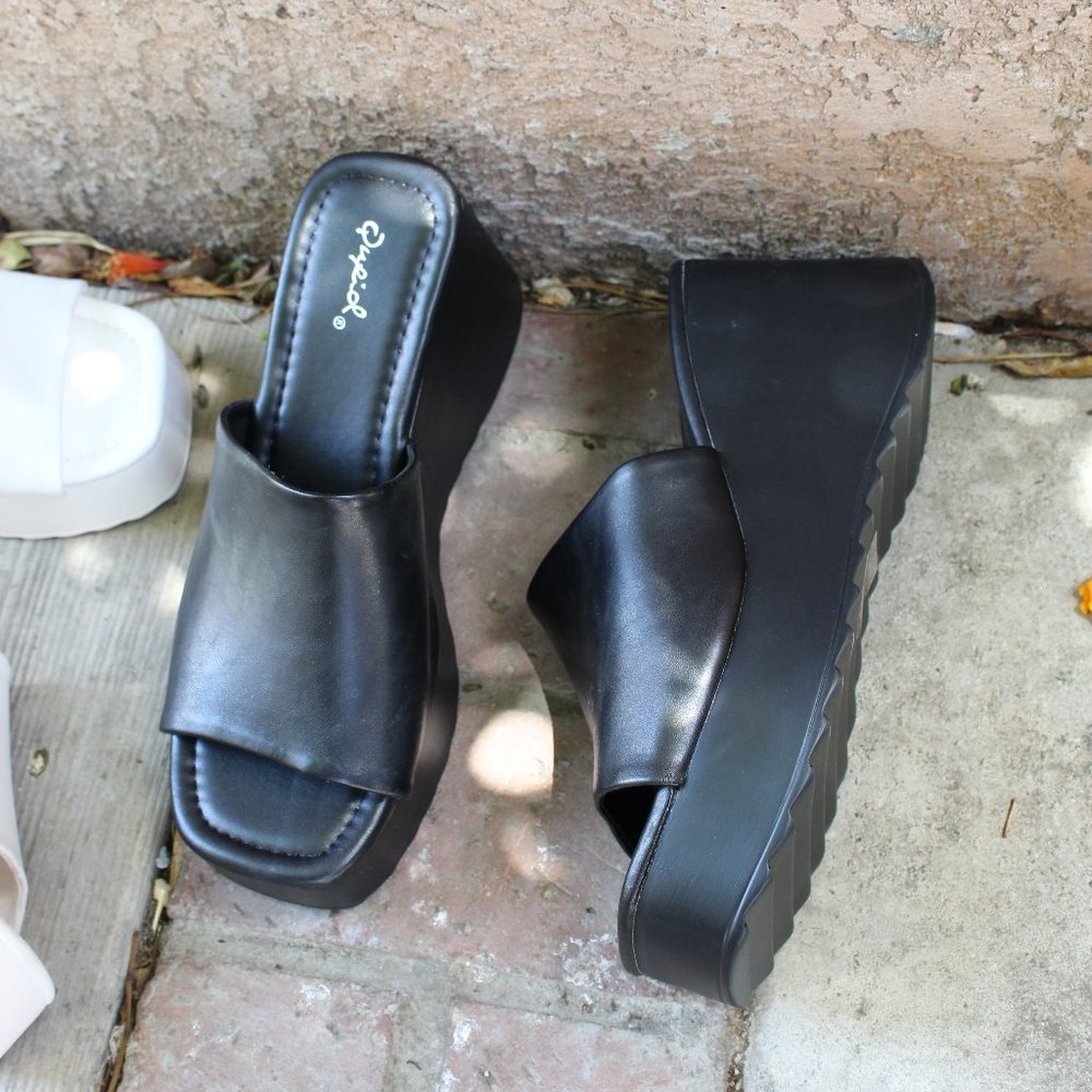 🚨LAST PAIR// Black Platform Wedge Mule - Picture 13 of 16